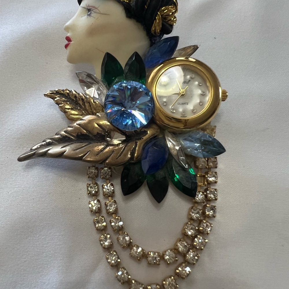 Flapper Brooch